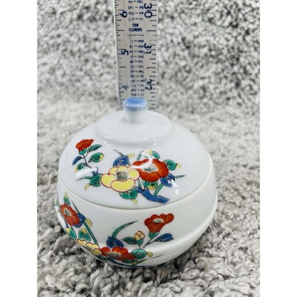 Arita Ware Flower Pattern Ceramic Bowl with Lid Japanese Home Decoration - Picture 9 of 9